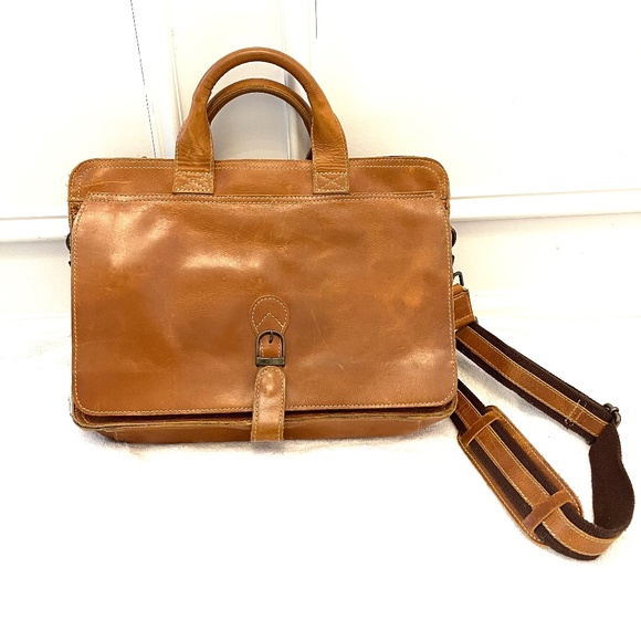 Canyon Outback Distressed Brown Leather Messenger Bag - Picture 2 of 12